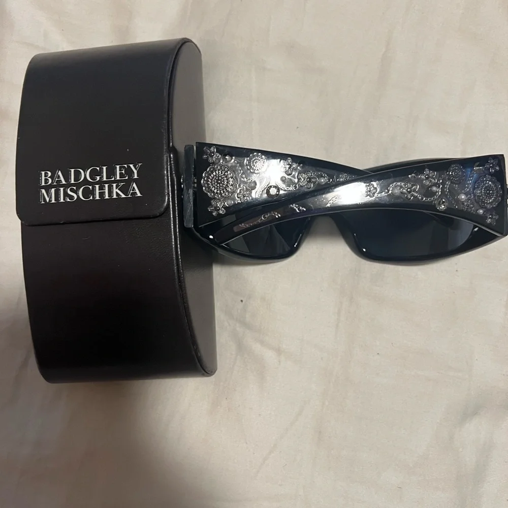Vintage elegant 1998 Badgley Mischa dark sunglasses. - Picture 2 of 6